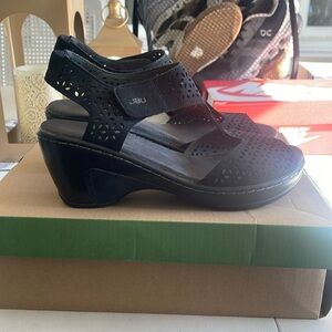 Women’s black wedge sandals